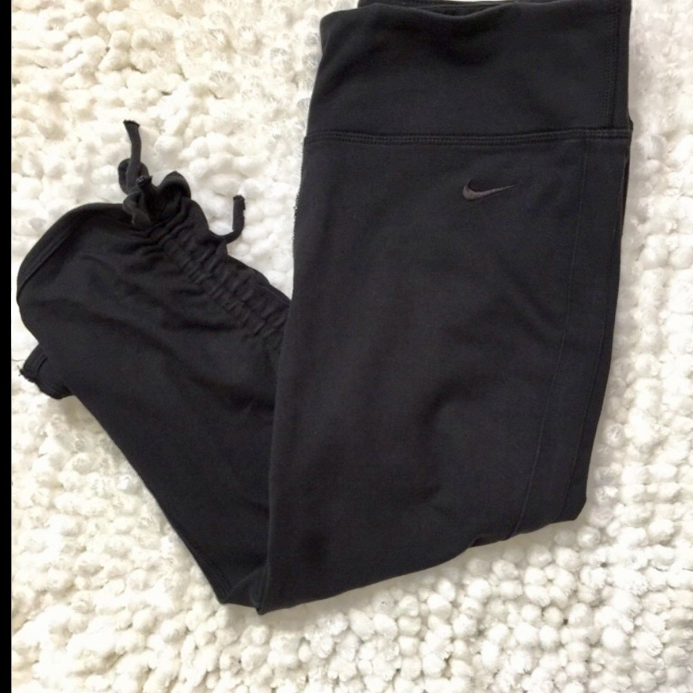 Nike black cropped Capri drawstring workout pants